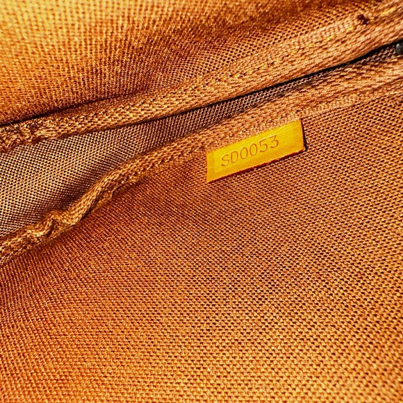 Louis Vuitton Pochette - Picture 14 of 15